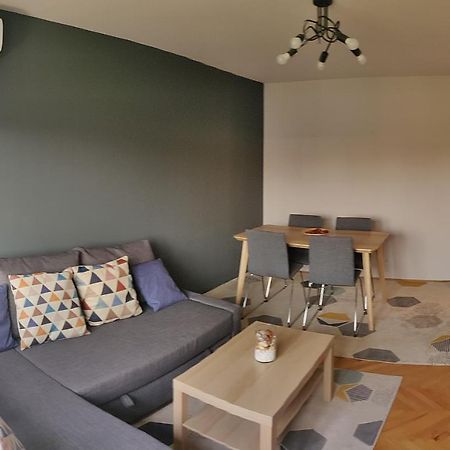Modern And Cozy Apartment Piteşti Buitenkant foto
